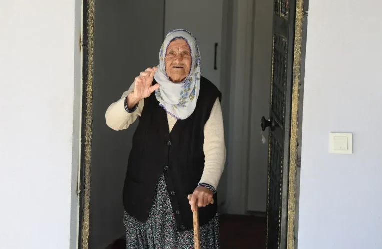 90 yaşındaki depremzede, yeni evine kavuştu