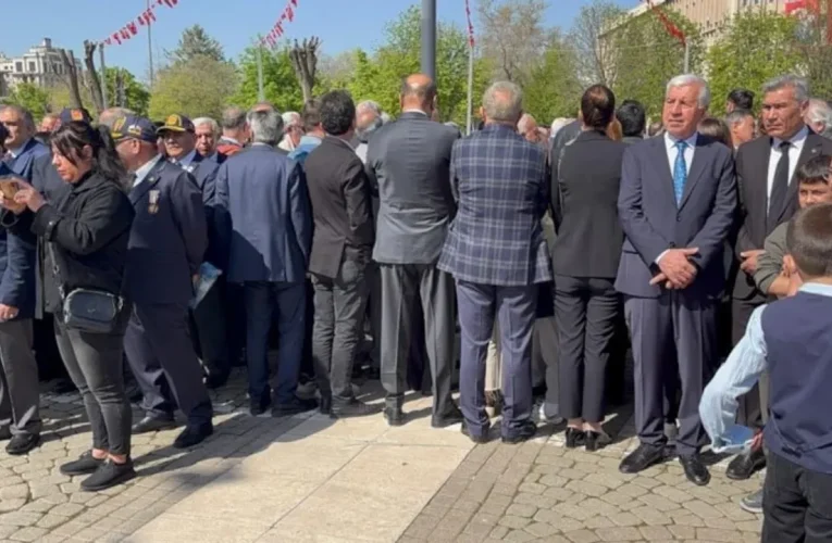 Gaziantep’te 23 Nisan töreninde CHP yönetimi, mehter gösterisine sırtını döndü