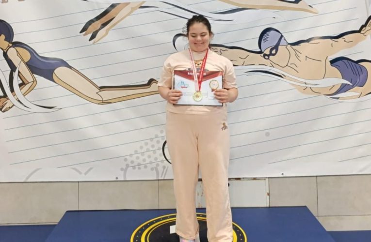 Lösemiyi yenen down sendromlu Masal, serbest yüzmede birinci oldu