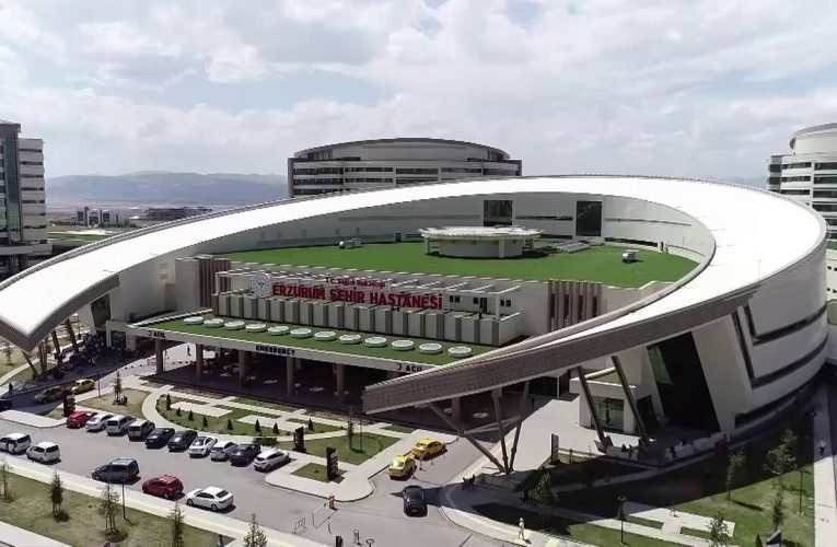 Erzurum Şehir Hastanesi’nde canlı yayında kolon ameliyatı yapıldı