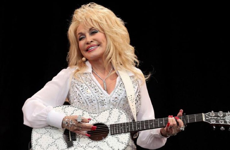 Country müziğin kraliçesi Dolly Parton hayatını kaybetti