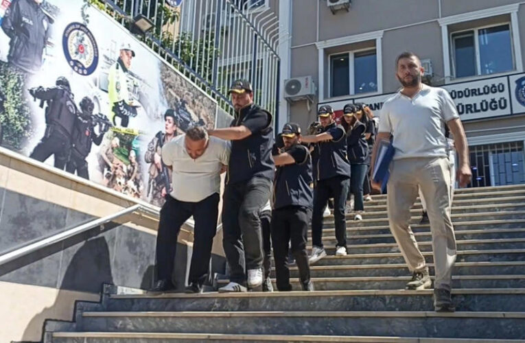 Yazışmalar ortaya çıktı. Hem dolandırmış hem terslemiş