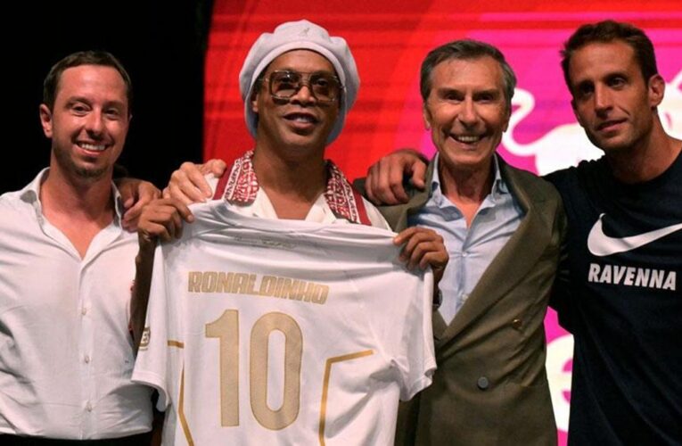 Ronaldinho, sahalara geri dönüyor: 3. lig takımıyla anlaştı