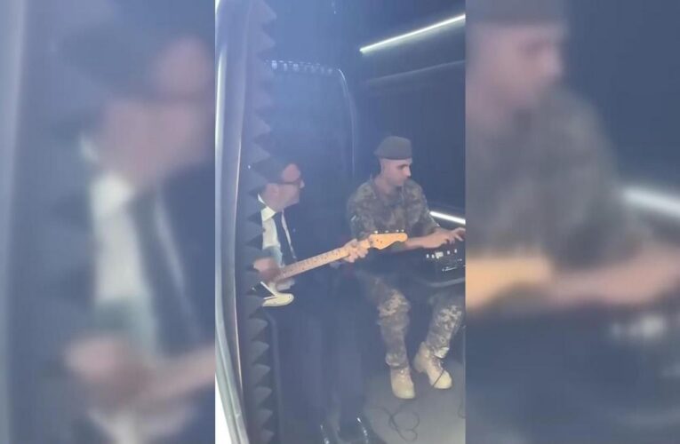 SAVAŞIN ORTASINDA MÜZİK! İngiliz Başbakan Burnham, Ukraynalı askerle gitar çaldı