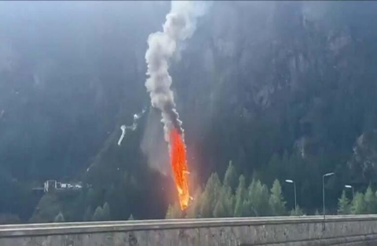 İTALYA’DA DEHŞET ANLARI! Helikopter havada alev topuna döndü