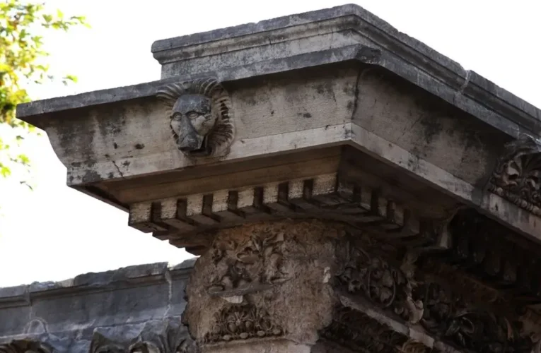 Antalya’daki 1900 yıllık Hadrian Kapısı kentin tarihine ışık tutuyor