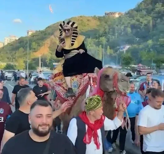 Trabzon’da maç öncesi ‘Salah’ çılgınlığı: Firavun kostümlü taraftar stadyuma deveyle geldi