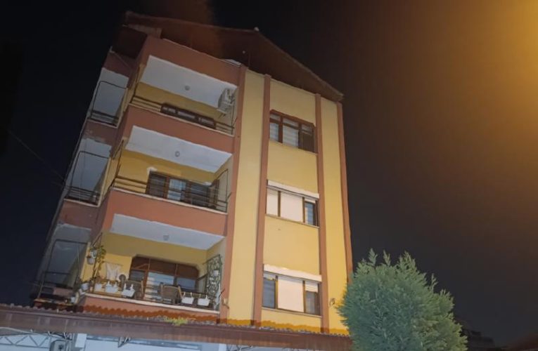 Kocaeli’de 4 katlı bina boşaltıldı. Kolon ve kirişlerinden ses geldi