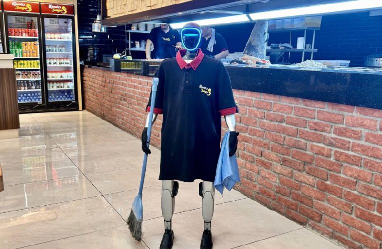 Robot garson, müşterilerin ilgi odağı oldu: Zam isteyip izin peşinde koşuyor
