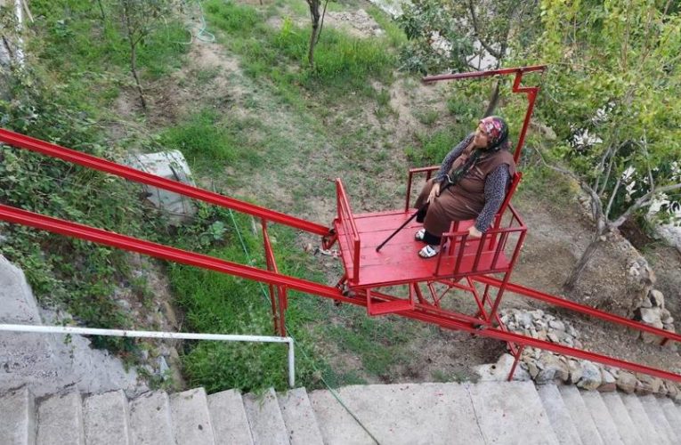 Eşine sevgisinden kendi imkanlarıyla yaptı. 60 basamaklık merdivene asansör