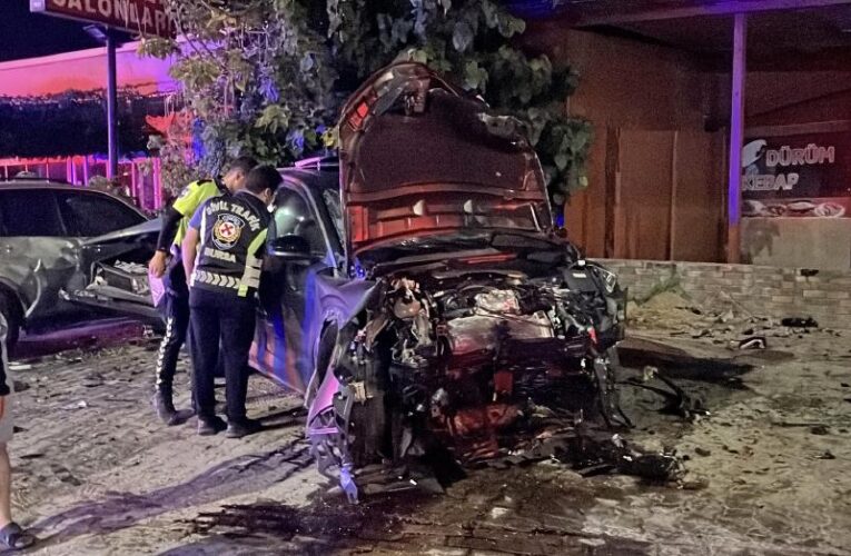 İki otomobil kafa kafaya çarpıştı. İki kişi öldü, iki yaralı