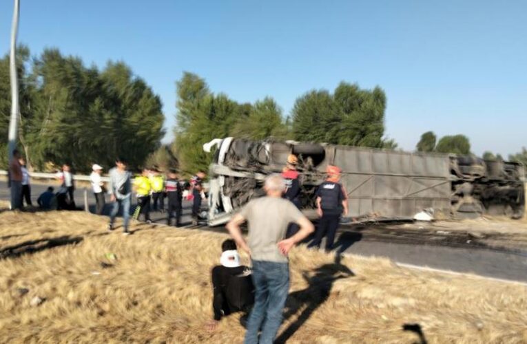 Afyonkarahisar’da yolcu otobüsü devrildi: Çok sayıda yaralı var