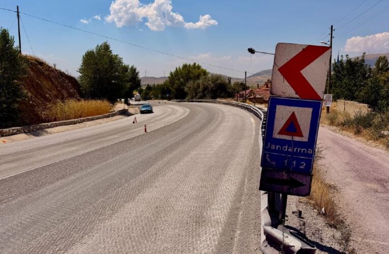 Tırdan dökülen boya araçların rengini değiştirmişti. O yol için çözüm bulundu