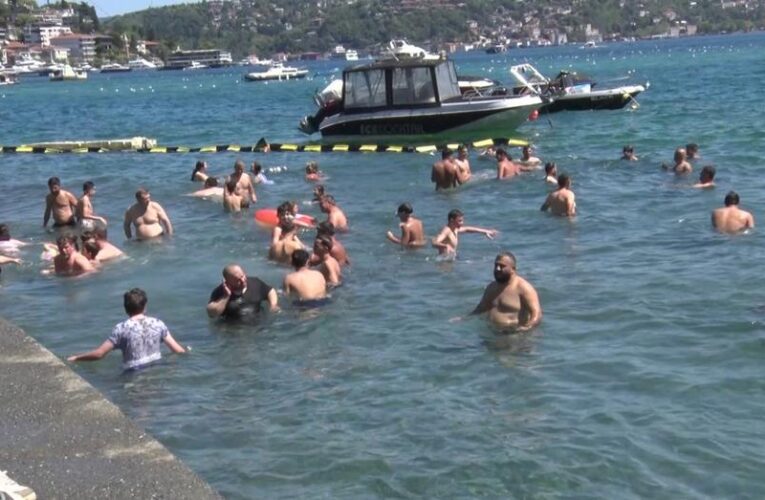 İstanbul’da sıcak hava alarmı: Serinlemek için Boğaz’a girdiler