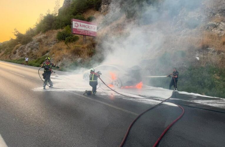 Elektrik araç yandı, 12 saatte söndürülemedi