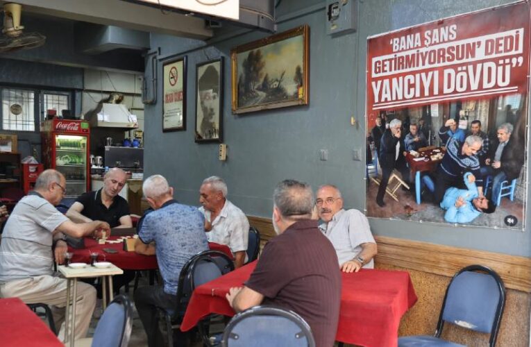 “Bana şans getirmiyorsun” dedi, yancıyı dövdü. Kahvehane afişi olay oldu, artık ayrı masadalar