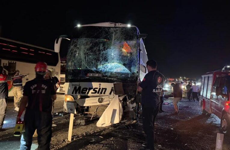 Şanlıurfa’da iki yolcu otobüsü çarpıştı, 13 kişi yaralandı