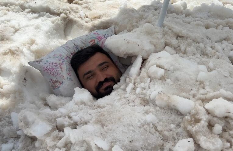 Erzincan’da ilginç serinleme yöntemi. Sıcaktan bunalıp karın içine girdi