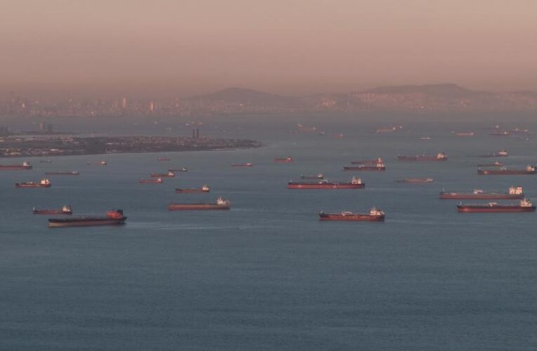İstanbul açıklarındaki tanker yoğunluğu havadan görüntülendi
