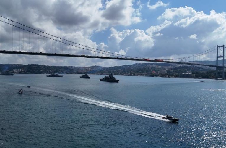 Donanma gemilerinden Boğaz’da 30 Ağustos geçişi
