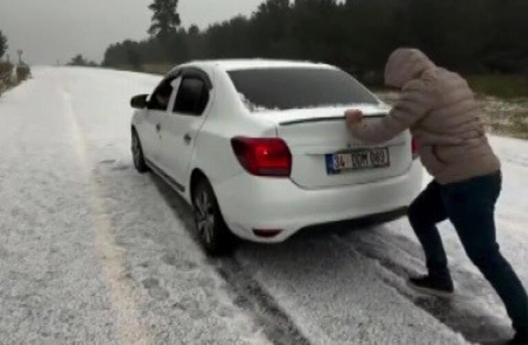 Sarıkamış’a yağan dolu yolları beyaza bürüdü