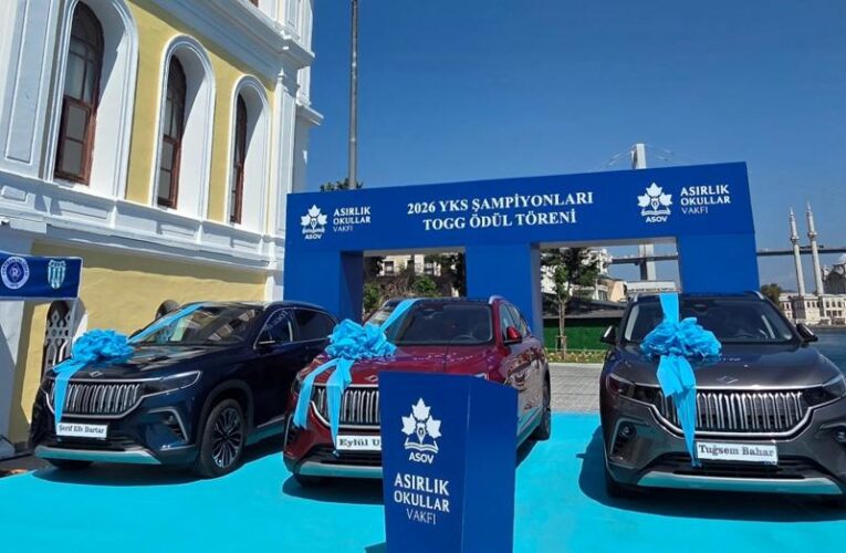 Tarihi lisede üç birinciye otomobil hediye edildi