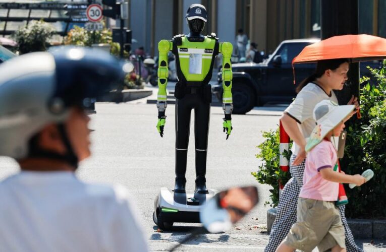 Çin sokaklarında robot polisler trafik denetimine başladı
