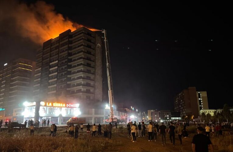 Diyarbakır’da plaza yangını. 3’ü itfaiye eri 5 kişi dumandan etkilendi