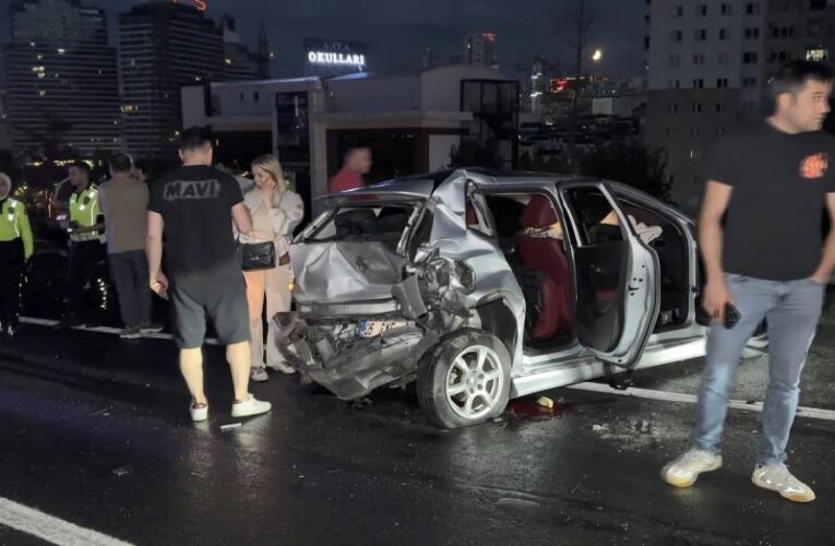 Kuvvetli sağanak kaza getirdi |  İstanbul’da iki zincirleme kaza: 10 yaralı