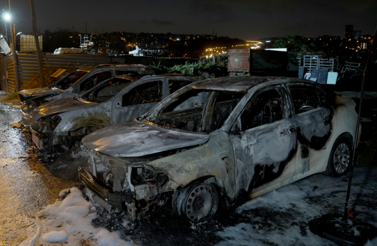 Galerideki araçlar alevlere teslim oldu. Kundaklama şüphesi üzerinde duruluyor