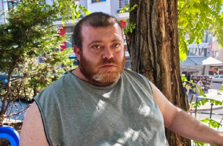 Fil hastası Kazım’ın tek dileği yürüyebilmek. 172 kilodan 90 kiloya düşmesi gerekiyor