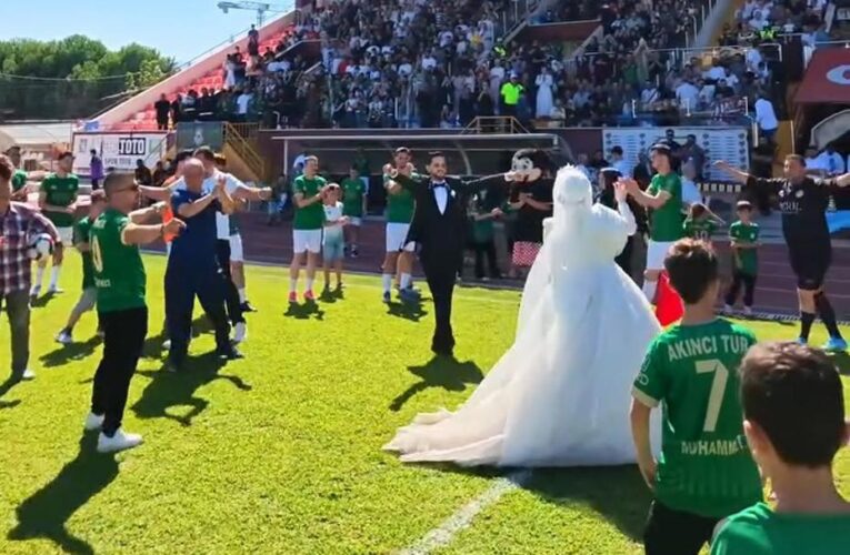 Nikah masasından tribüne geldiler. Gelin ve damat maç sonu sahada çiftetelli oynadı