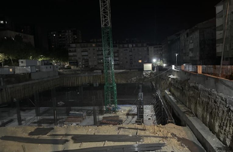 Sultangazi’de inşaatta toprak kayması. Çatlak oluşan sokak kapatıldı