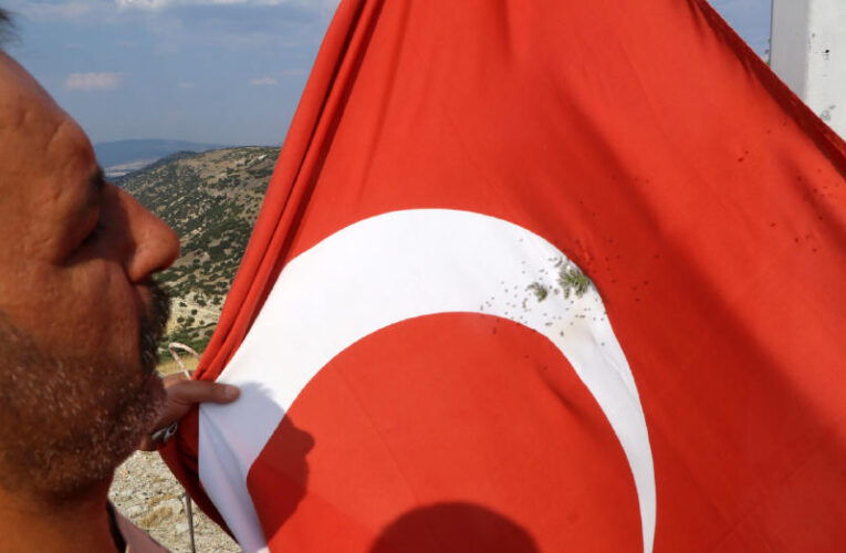Burdur’da Türk bayrağına saldırı. Av tüfeği ile ateş ettiler