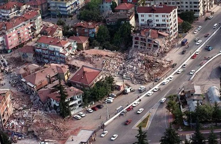 17 Ağustos depreminin 27. yılı: Hayatını kaybedenler anılıyor
