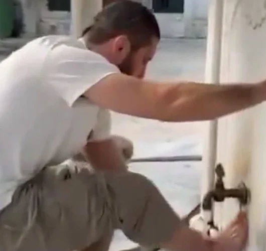 UFC şampiyonu İslam Makhachev İstanbul’un manevi atmosferini ziyaret etti: Eyüp Sultan Camii’nde abdest aldı