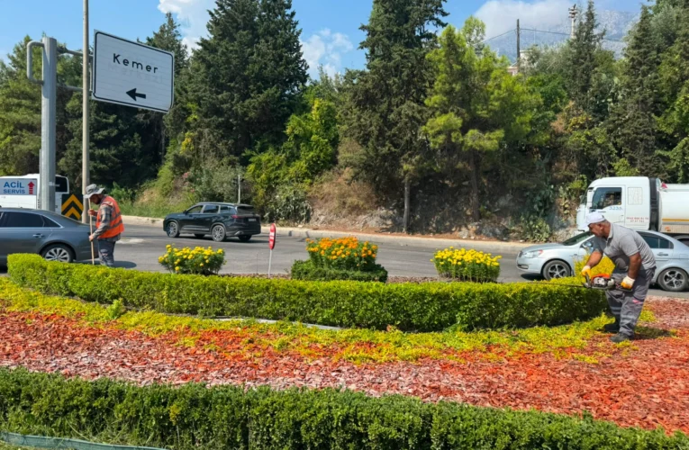 Antalya’da yeşil alanlarda genel temizlik ve bakım yapıldı