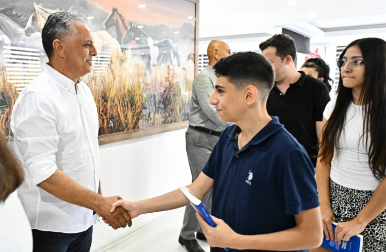 Antalya Muratpaşa’da başarılı öğrenciler hediye çekiyle ödüllendirildi