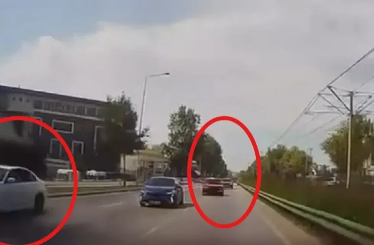 Otoyolda tehlikeli yarış: Makas atan otomobiller çarpıştı!
