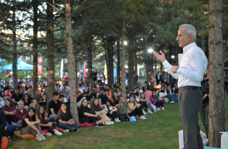 Bakan Uraloğlu kariyer buluşmasında gençlerle buluştu