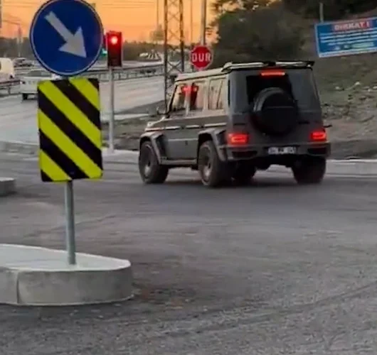 Galatasaray’ın yıldızı sahada değil bu kez trafikte durmadı: Kırmızı ışığa rağmen yoluna devam etti