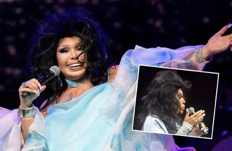 Bülent Ersoy konserde küplere bindi. Seyirciyi azarladı, “Defol git” diyerek kovdu