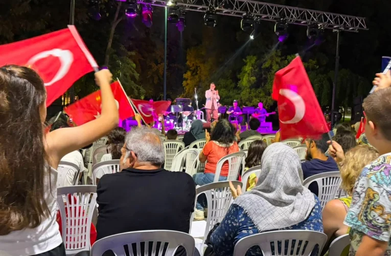 Bursa Kültürpark’ta zafer türküleri yankılandı