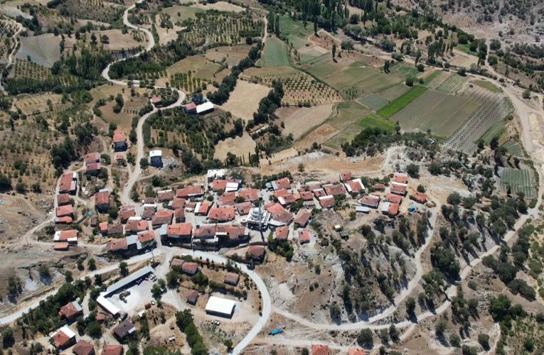Demirci’de ulaşımı güçlendiren 45 kilometrelik çalışma