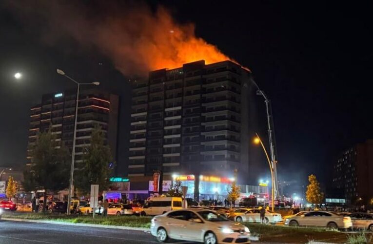 Diyarbakır’da bir plazada yangın