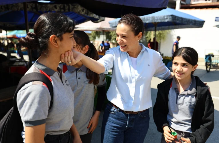 Efes Selçuk’tan öğrenciye destek, yerel esnafa nefes