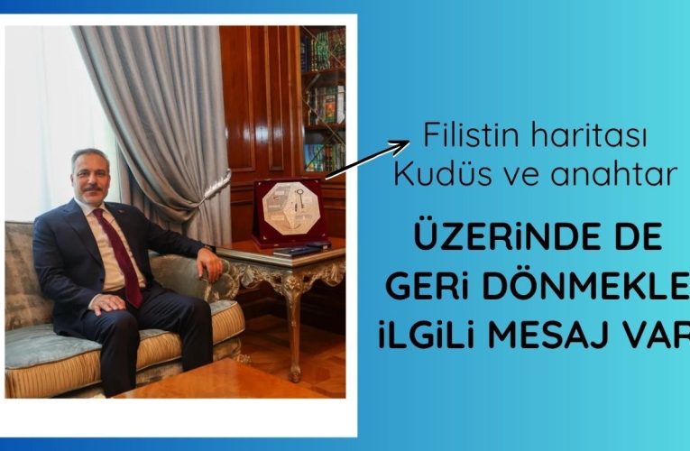Hakan Fidan’ın yanındaki Filistin plaketinde ne yazıyor?