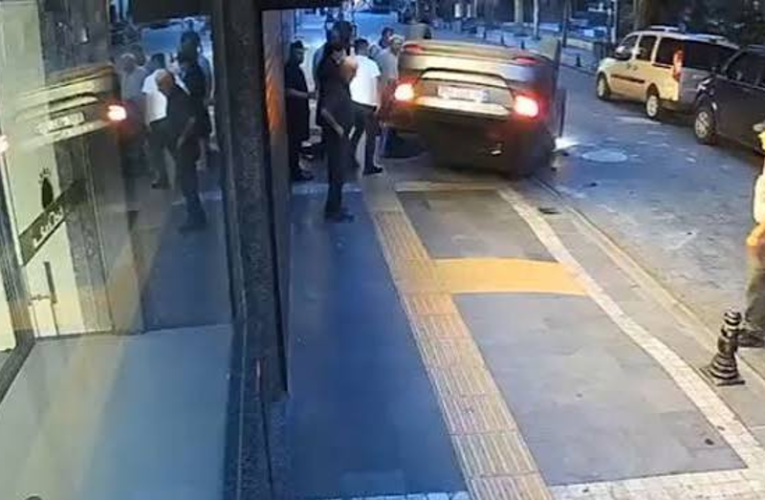Feci kaza anı: Araçtan güçlükle çıktı