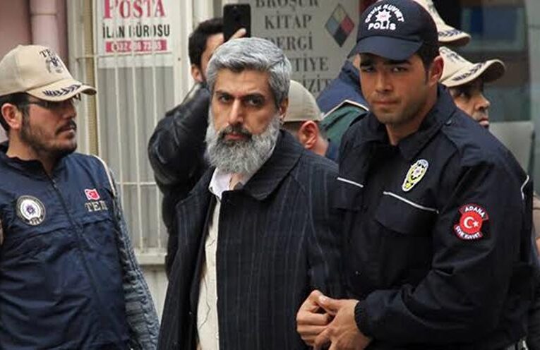 Alparslan Kuytul’un evinde arama yapıyor