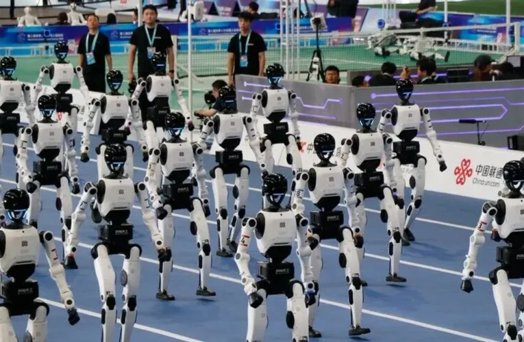 İnsansı robot, dünyanın ilk insan-robot maçında Çinli tenis yıldızıyla karşı karşıya geldi